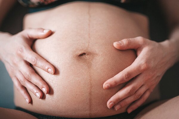 孕前产检6次均显示正常 婴儿出生后右手无手指